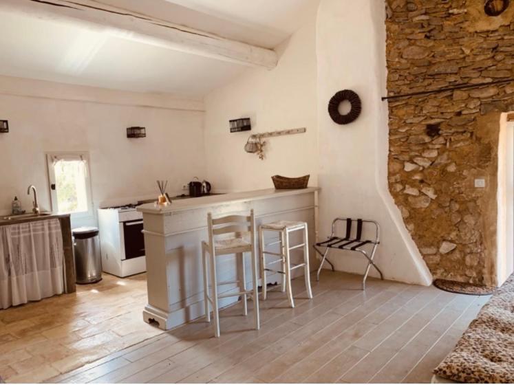 Le Vieux Portail Bed and Breakfast Saint-Saturnin-d'Apt Eksteriør billede